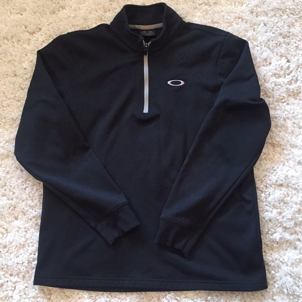 Black Oakley pullover